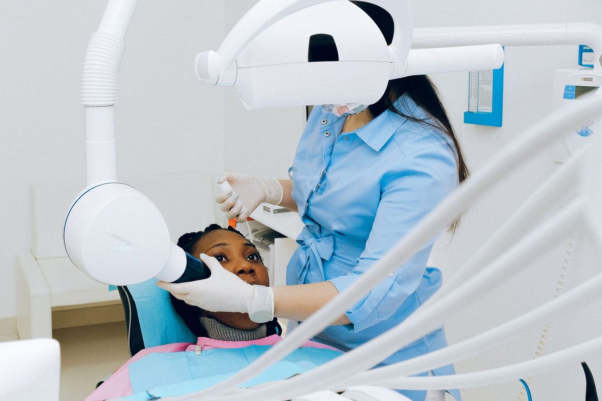 Bruxismo: el desgaste dental nocturno que también te causa dolor de cabeza y cuello