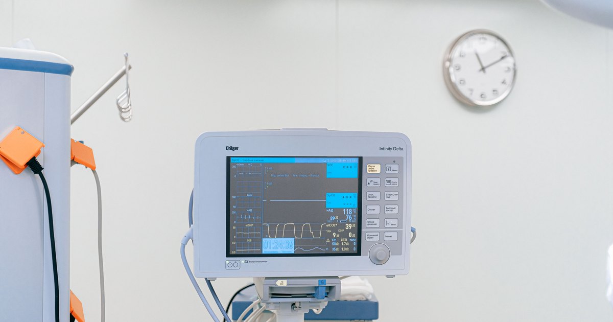 Monitor médico en una sala de atención, imagen de contexto cardiovascular