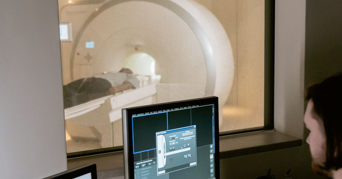 Equipo de resonancia magnética y consola de operación en un centro de diagnóstico