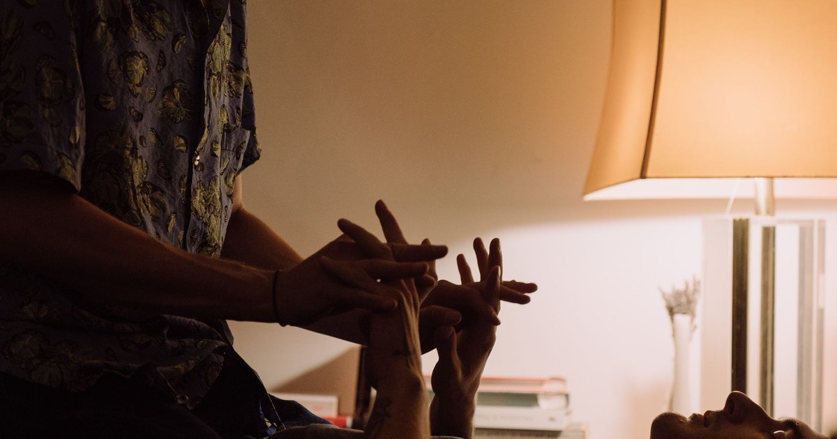Pareja adulta conversando en una habitación, imagen de contexto sobre salud sexual